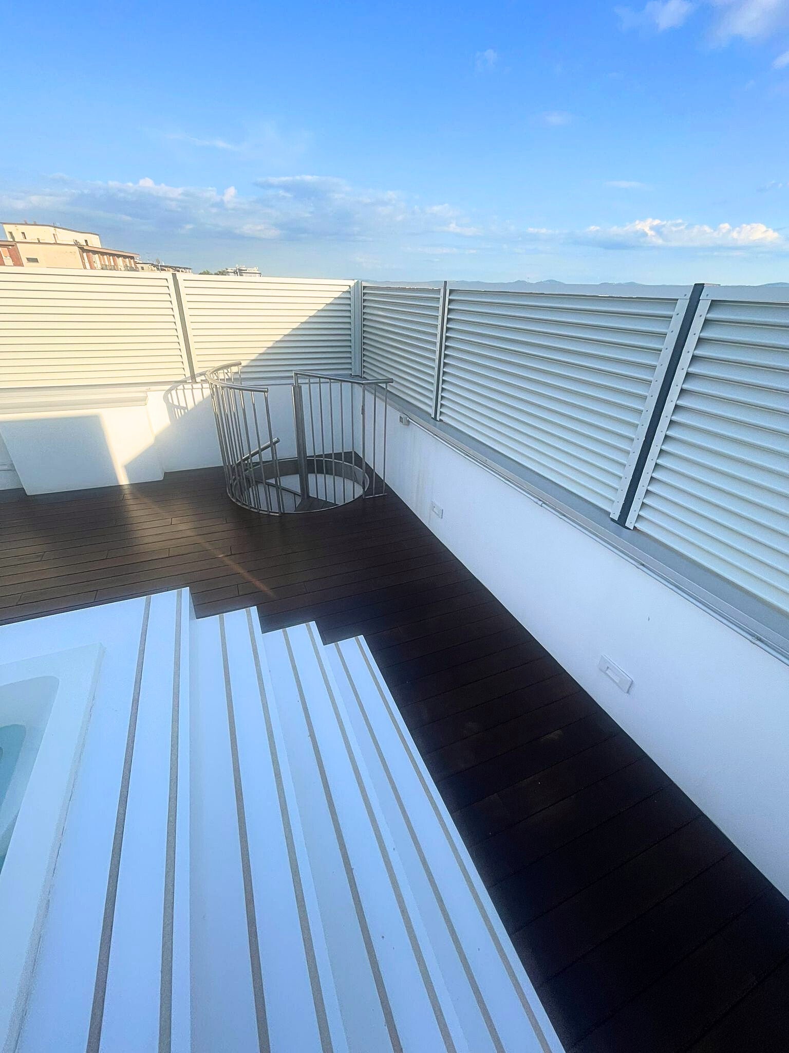 Frangivista per recinzioni: come proteggere terrazzo e giardino in inverno