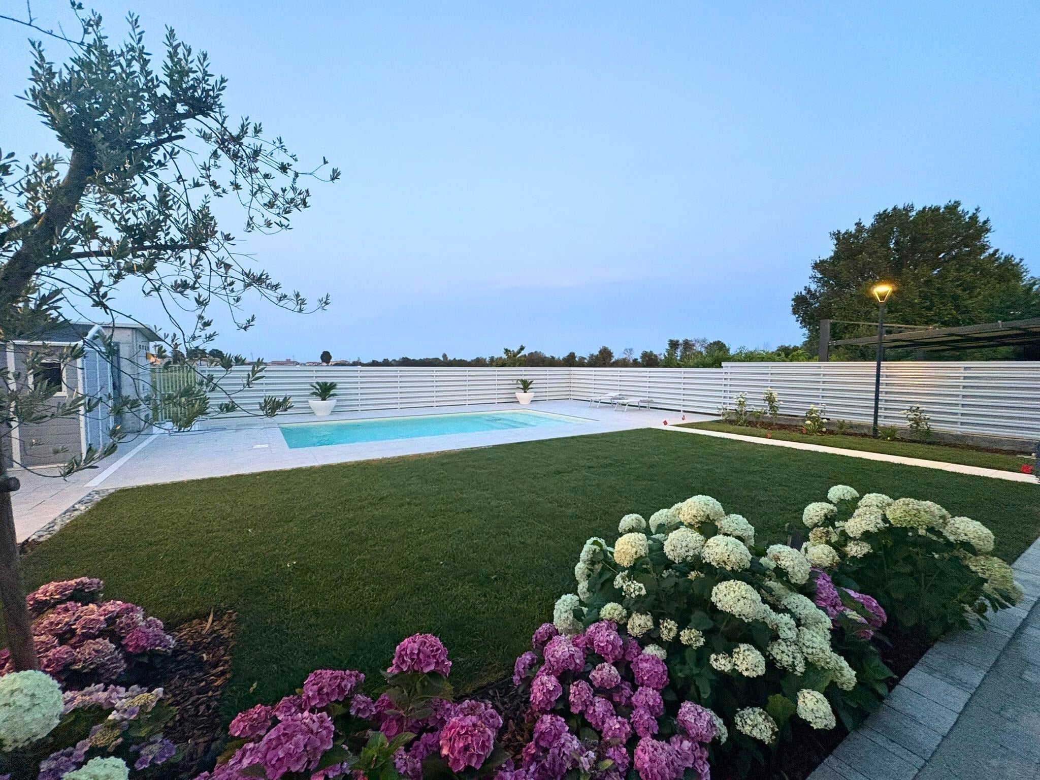 Stecche Modulari TISA e SIMETRICA: l’Alternativa Creativa, Facile e Resistente per la recinzione del Giardino, Terrazzo o Spazio Esterno.