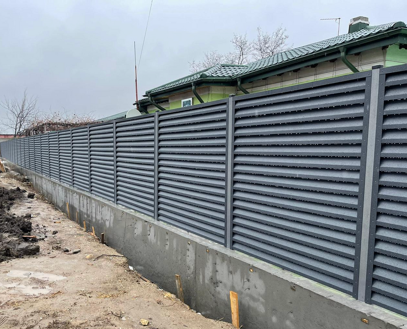 pannelli frangivista per giardino esterno installati su un muretto esistente con piloni abbinati 