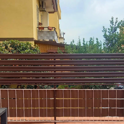 installazione su balcone con accessori delle doghe orizzontali in acciaio zincato colore marrone effetto cioccolato