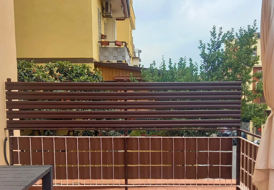 installazione su balcone con accessori delle doghe orizzontali in acciaio zincato colore marrone effetto cioccolato