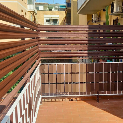 Dettaglio installazione su balcone doghe orizzontali frangivista giardino in acciaio zincato effetto marrone cioccolato, bordo e fissaggi visibili