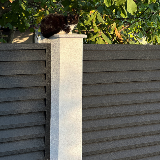 frangivento colore nero installato su muretto esistente