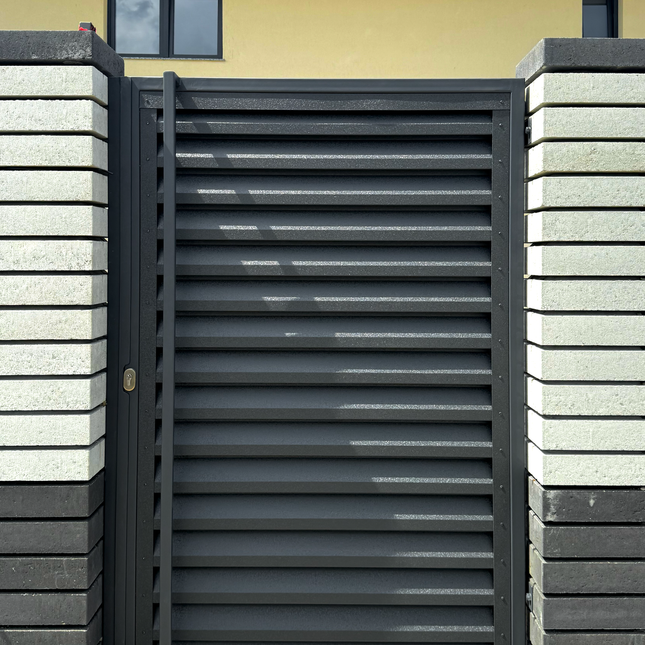 pannello frangivista nero incastrato dentro una struttura in acciaio utilizzato come cancello