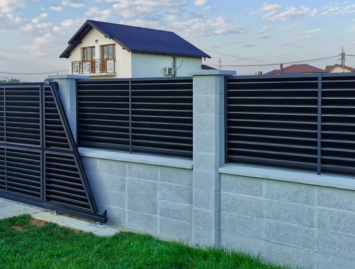 esempio installazione su muretto di pannelli frangivista in acciaio zincato