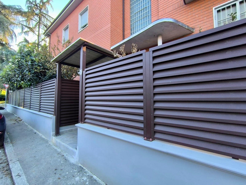dettaglio recinzione giardino con installazione frangivista in acciaio zincato effetto cioccolato colore marrone su piloni esistenti
