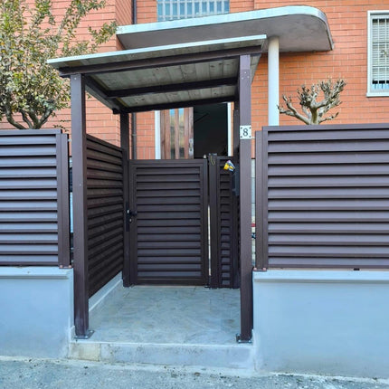 recinzione giardino con installazione frangivista e porta carraio in acciaio zincato effetto cioccolato colore marrone su piloni esistenti