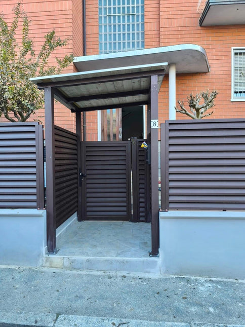recinzione giardino con installazione frangivista e porta carraio in acciaio zincato effetto cioccolato colore marrone su piloni esistenti