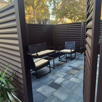 dettaglio installazione frangivista in acciaio zincato effetto cioccolato colore marrone su piloni esistenti