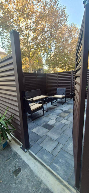 dettaglio installazione frangivista in acciaio zincato effetto cioccolato colore marrone su piloni esistenti