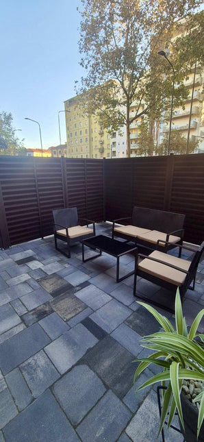 dettaglio installazione frangivista in acciaio zincato effetto cioccolato colore marrone su piloni inclusi