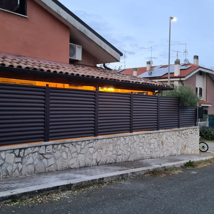 sezione recinzione giardino con installazione frangivista in acciaio zincato effetto cioccolato colore marrone su piloni 