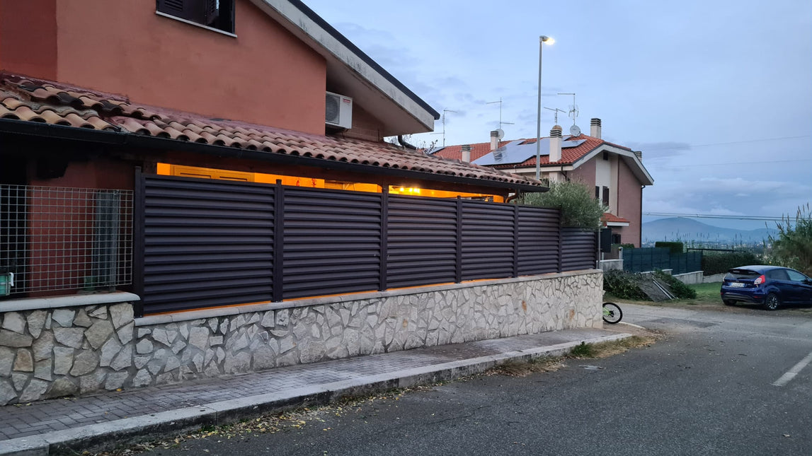 sezione recinzione giardino con installazione frangivista in acciaio zincato effetto cioccolato colore marrone su piloni 