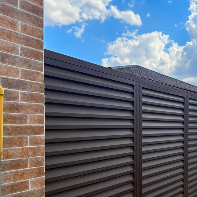 installazione frangivista recinzione per giardino esterno ancorato su muretto 