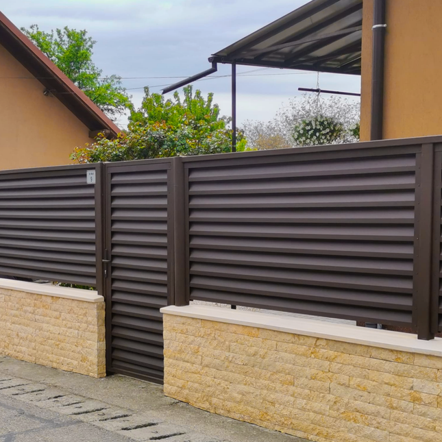 installazione su muretto esistente con piloni ancorati e pannelli frangivista colore scuro