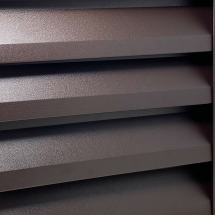 dettaglio in particolare della finitura del colore scuro del pannello frangivista