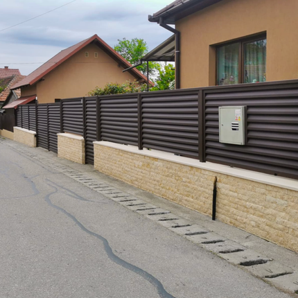 vista esterna pannelli frangivista installati su muretto esistente