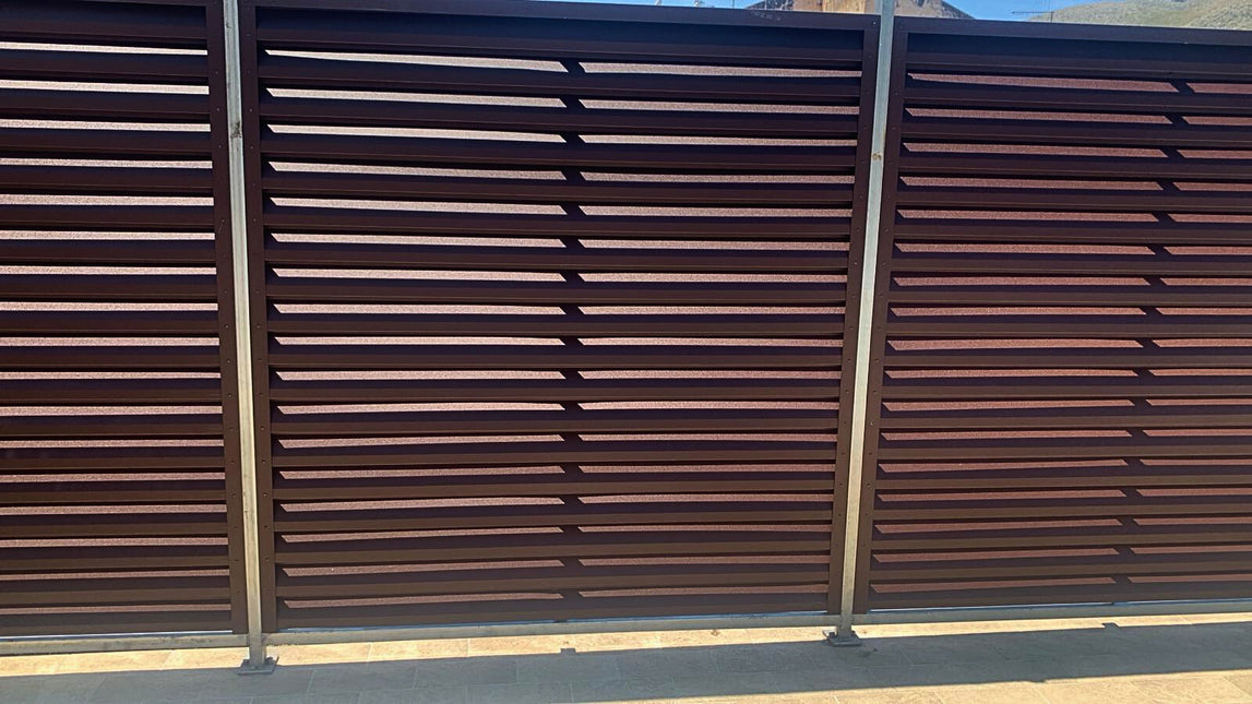 dettaglio installazione frangivista in acciaio zincato effetto cioccolato colore marrone su piloni esistenti realizzati su misura