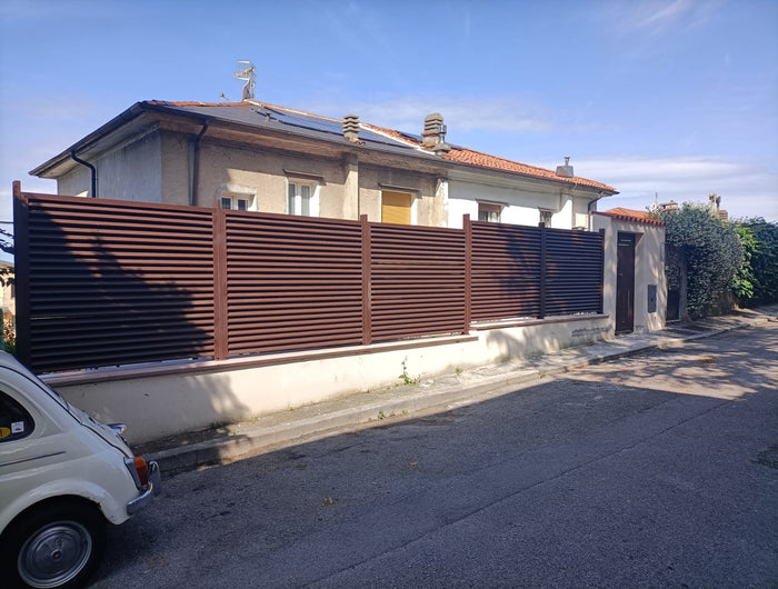 Schermatura privacy per giardino con pannelli frangivista zincati