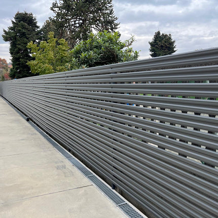 Installazione steccato orizzontale per giardino esterno con doghe in acciaio zincato colore grigio grafite, progetto completato