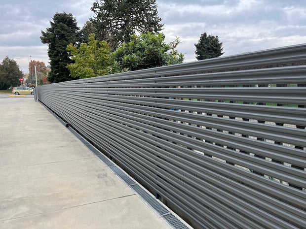 Installazione steccato orizzontale per giardino esterno con doghe in acciaio zincato colore grigio grafite, progetto completato