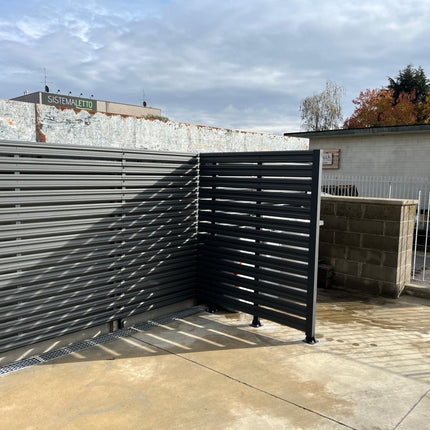 Installazione  sezione delimitazione area con steccato orizzontale per giardino esterno con doghe in acciaio zincato colore grigio grafite, progetto completato