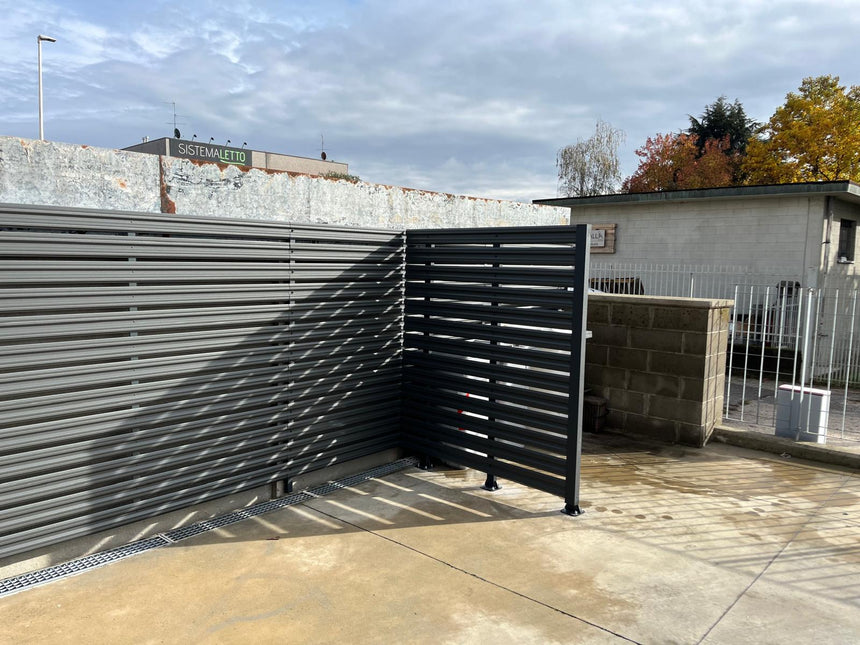 Installazione  sezione delimitazione area con steccato orizzontale per giardino esterno con doghe in acciaio zincato colore grigio grafite, progetto completato