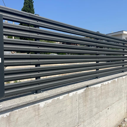 Installazione steccato orizzontale per giardino esterno su muretto esistente con doghe in acciaio zincato colore grigio grafite, progetto completato