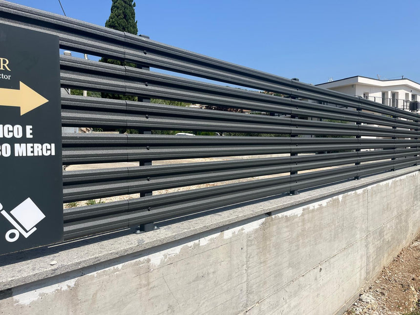 Installazione steccato orizzontale per giardino esterno su muretto esistente con doghe in acciaio zincato colore grigio grafite, progetto completato