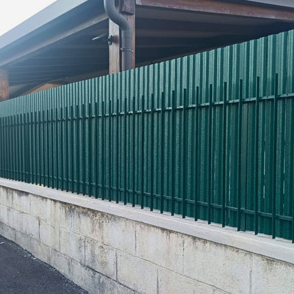 installazione doghe orizzontali in versione verticale su muretto e struttura esistente verde effetto pino