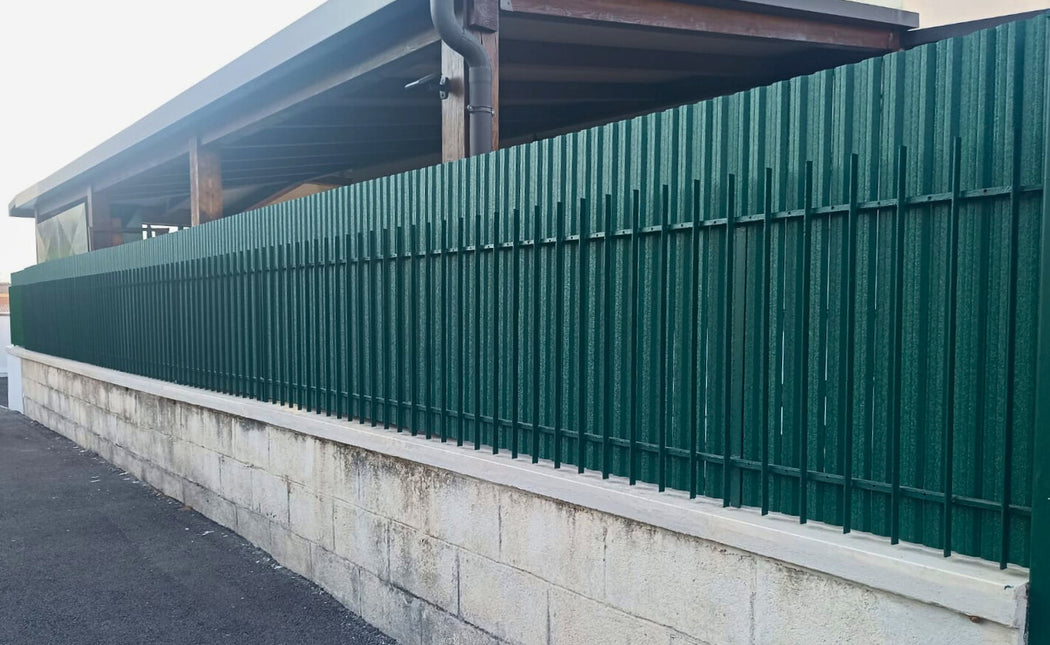 installazione doghe orizzontali in versione verticale su muretto e struttura esistente verde effetto pino