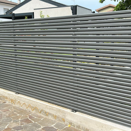 Installazione steccato orizzontale per giardino esterno con doghe in acciaio zincato colore grigio grafite, progetto completato con accessori inclusi