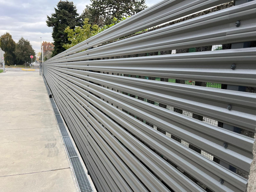 dettaglio steccato orizzontale per giardino esterno con doghe in acciaio zincato colore grigio grafite, progetto completato accessori e viti di ancoraggio stesso colore