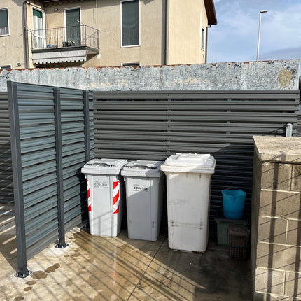 recinzione come separatore di varie aree esterne