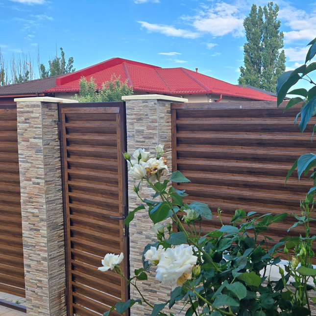 pannello per giardino effetto legno noce striato in acciaio zincato installato sul perimetro del giardino