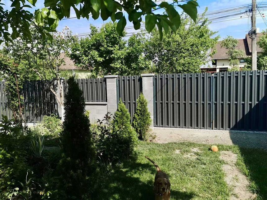 recinzione giardino con doghe verticali grigio grafite, vista installazione in giardino privato con elementi verdi