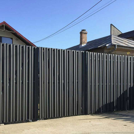 installazione recinzione giardino con doghe verticali grigio grafite, vista in giardino per avere una totale privacy