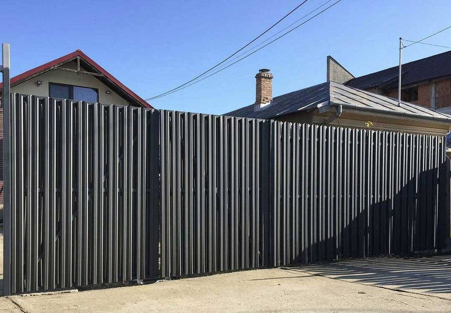 installazione recinzione giardino con doghe verticali grigio grafite, vista in giardino per avere una totale privacy