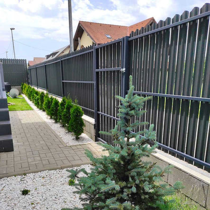 recinzione giardino con doghe verticali grigio grafite, vista installazione in giardino privato con struttura esistente per ancoraggio delle doghe 