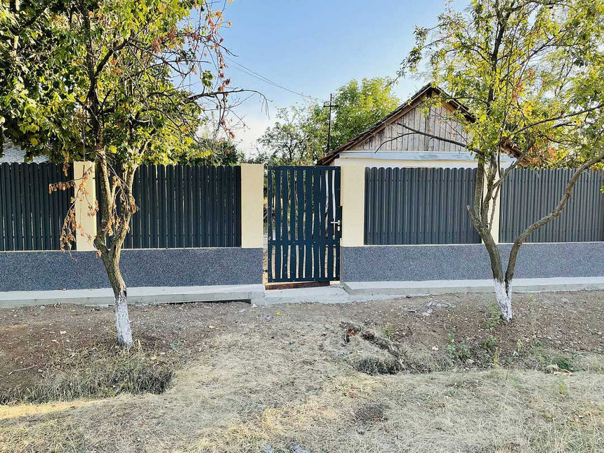 installazione recinzione giardino con doghe verticali grigio grafite, vista installazione in giardino esterno