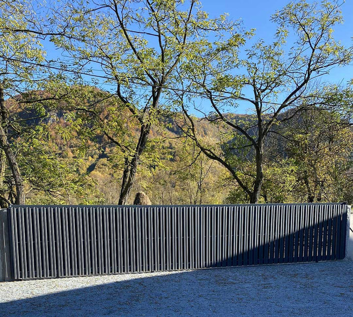 recinzione giardino con doghe verticali grigio grafite, vista installazione in giardino fai-da-te