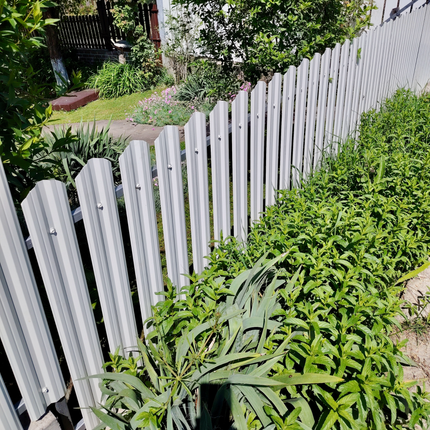 esempio installazione doghe verticali per giardino colore bianco alpino lucido in acciaio zincato