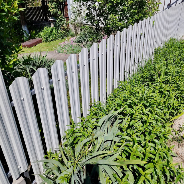 esempio installazione doghe verticali per giardino colore bianco alpino lucido in acciaio zincato
