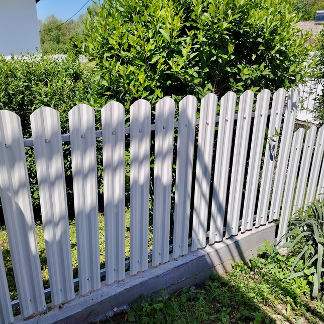 installazione doghe verticali per giardino colore bianco alpino lucido in acciaio zincato