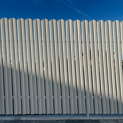 installazione doghe verticali per giardino colore bianco alpino lucido in acciaio zincato su struttura esitente