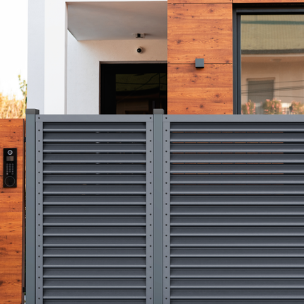 dettaglio installazione frangivista installato colore grigio grafite su struttura esistente 