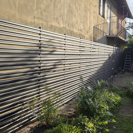 installazione recinto modulare da giardino con doghe orizzontali in acciaio zincato colore marrone espresso