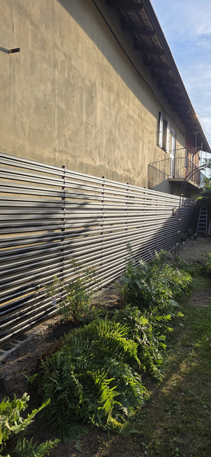 installazione recinto modulare da giardino con doghe orizzontali in acciaio zincato colore marrone espresso