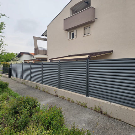 recinzione giardino con pannelli frangivista e piloni installato su muretto esistente