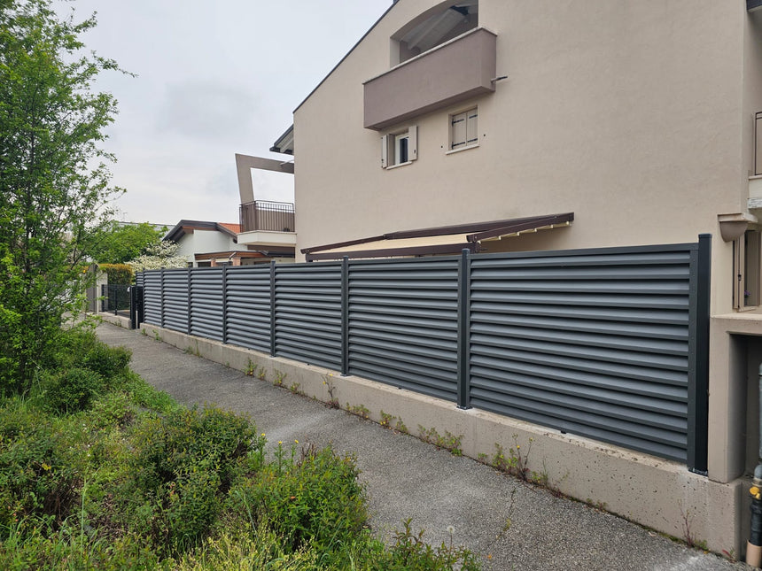 recinzione giardino con pannelli frangivista e piloni installato su muretto esistente